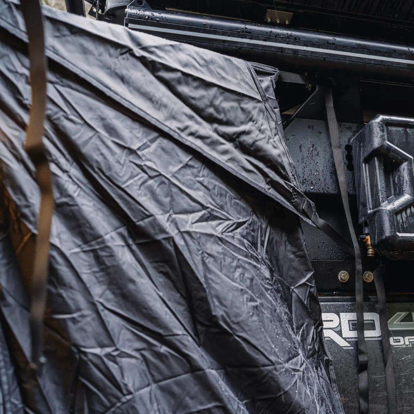 es awning system is required to be fixed on vehicle with side webbings to make the screen stable.