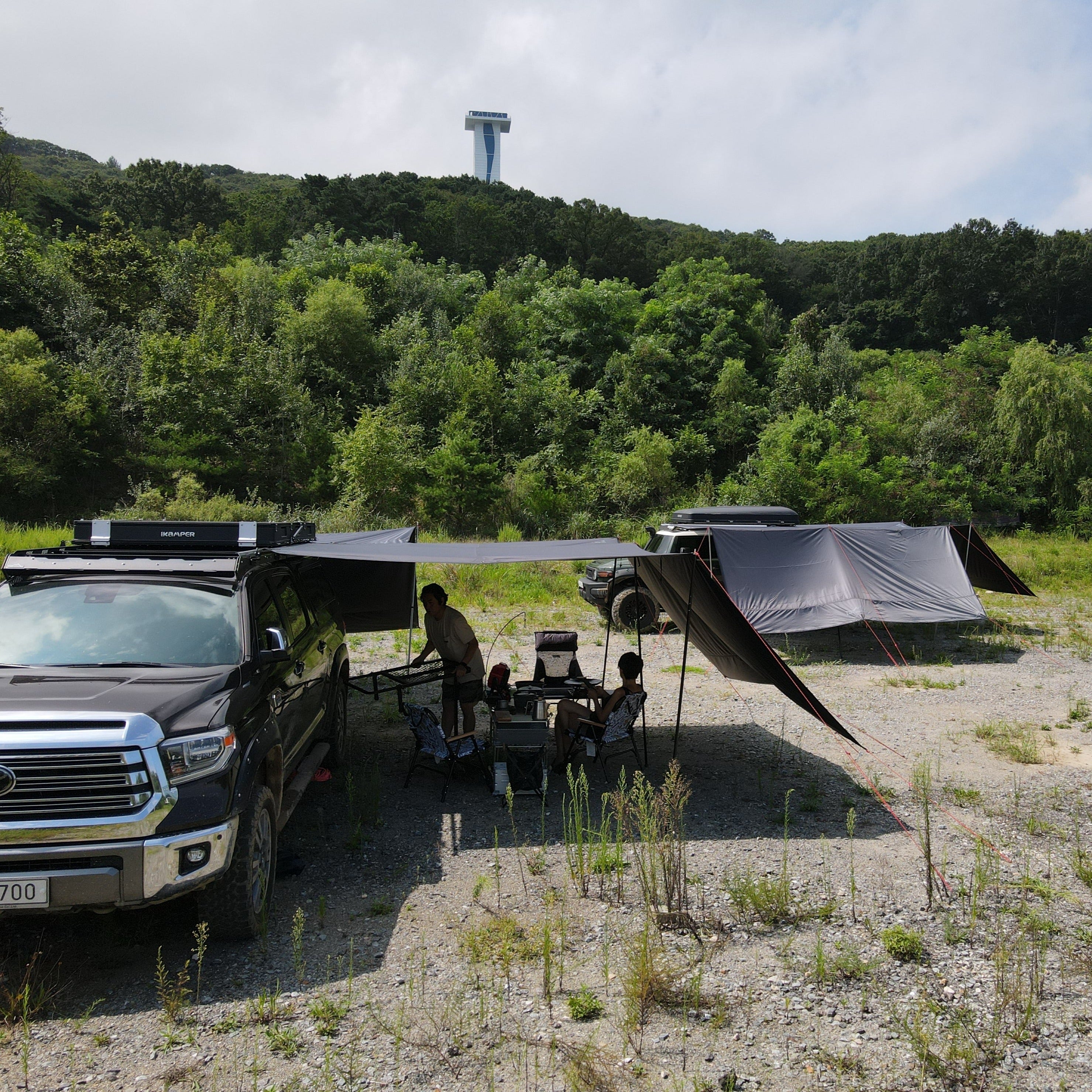 A family is taking a rest under the ES Awning 2000. The awning gives strong shade
