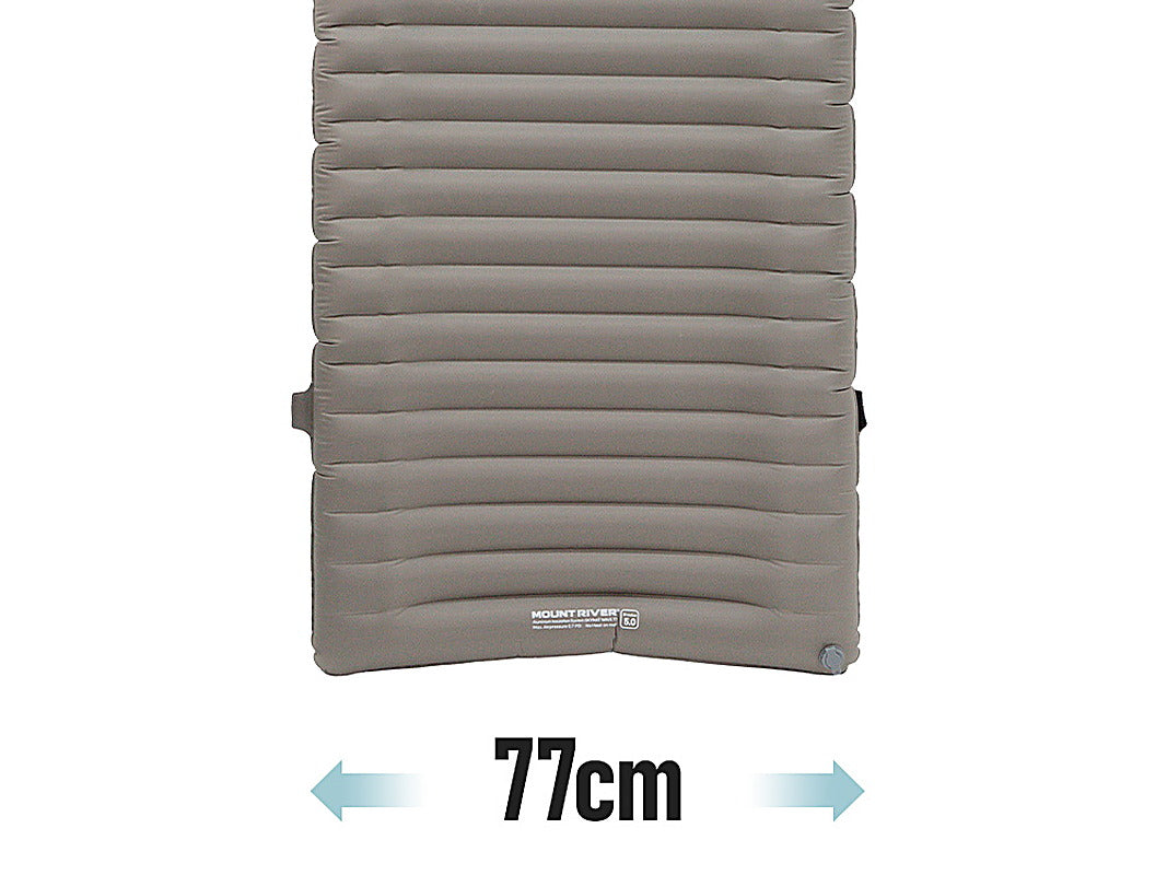 Top-down view of the inflated sleeping pad with a 77 cm width arrow across the sleeping surface.
