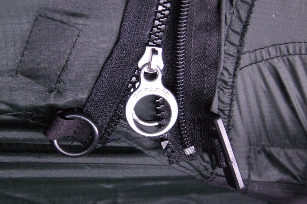 Bidirectional zipper attachment on both ends of docking connector