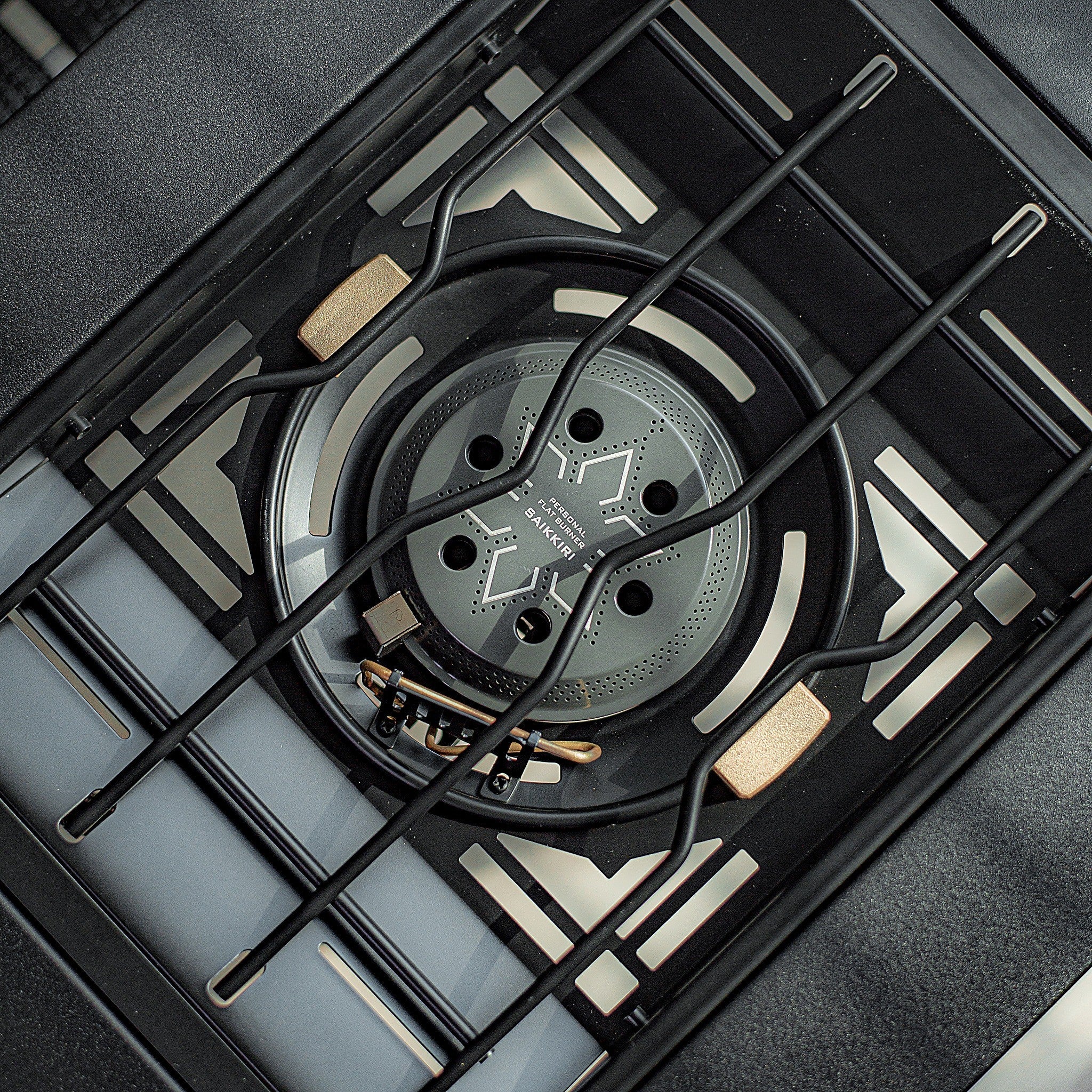 Close-up of the black 11 cm ceramic burner head