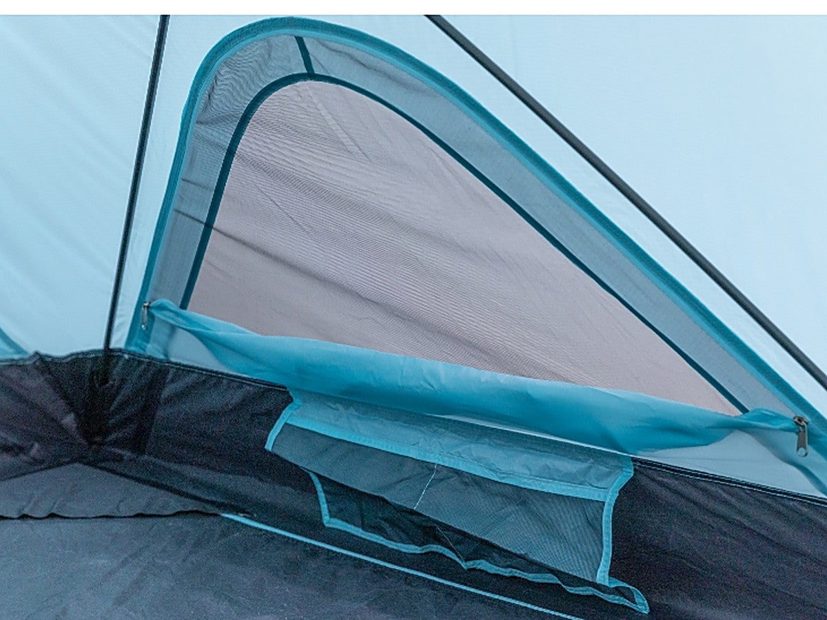 Triangular lower mesh window with its closing panel