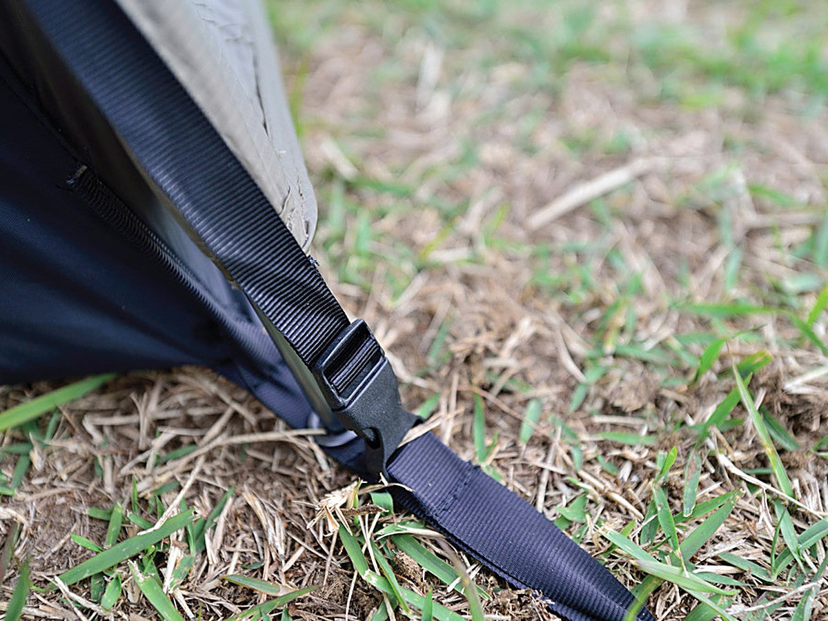 Close-up of the SR buckle on the guy webbing